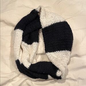 Hollister Black and White Knit Scarf